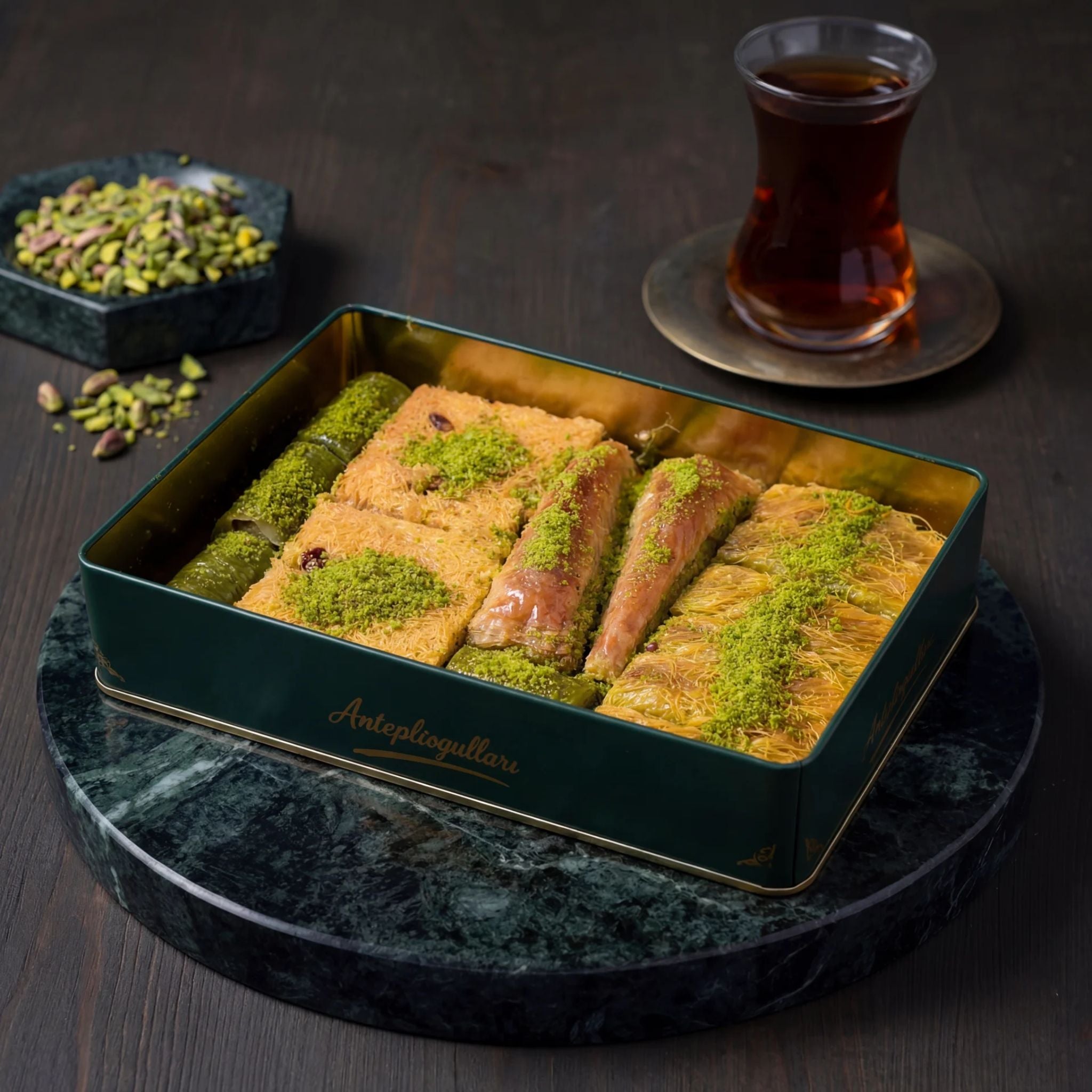 Pistazien Baklava Geschenkbox in Metalldose - Premium Türkische Baklava
